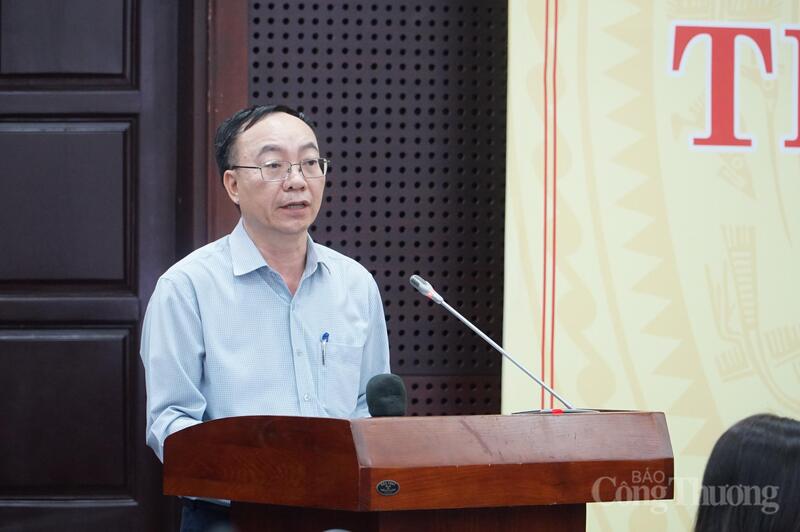 Ông Hồ Ngọc Phương, Phó Giám đốc Sở Tài chính thông tin tại họp báo.