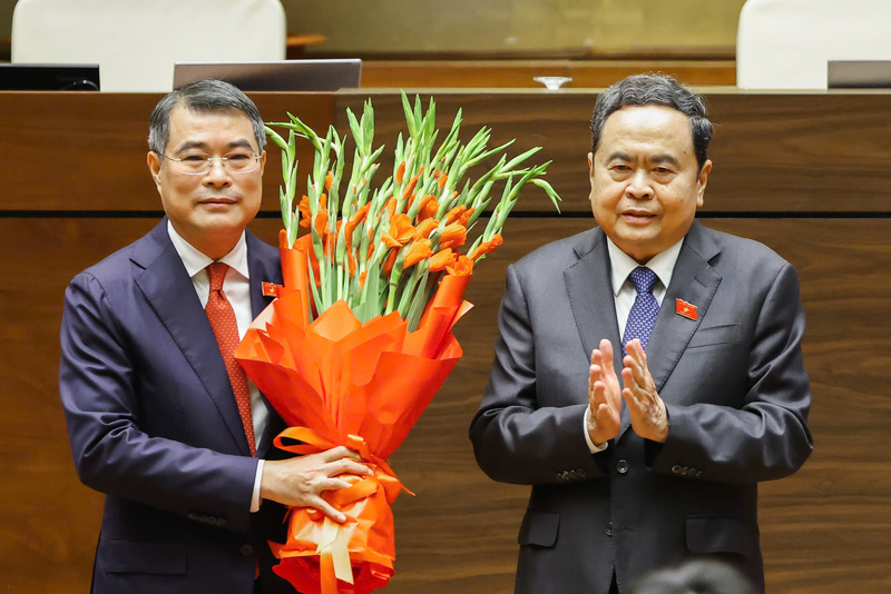 Chủ tịch Quốc hội Trần Thanh Mẫn tặng hoa chúc mừng tân Thủ tướng Chính phủ Lê Minh Hưng.