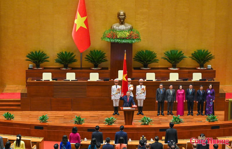 Chủ tịch nước Tô Lâm tuyên thệ: "Tuyệt đối trung thành với Tổ quốc, với nhân dân, với Hiến pháp nước Cộng hòa xã hội chủ nghĩa Việt Nam, nỗ lực phấn đấu, hoàn thành tốt mọi nhiệm vụ mà Đảng, Nhà nước và nhân dân giao phó".
