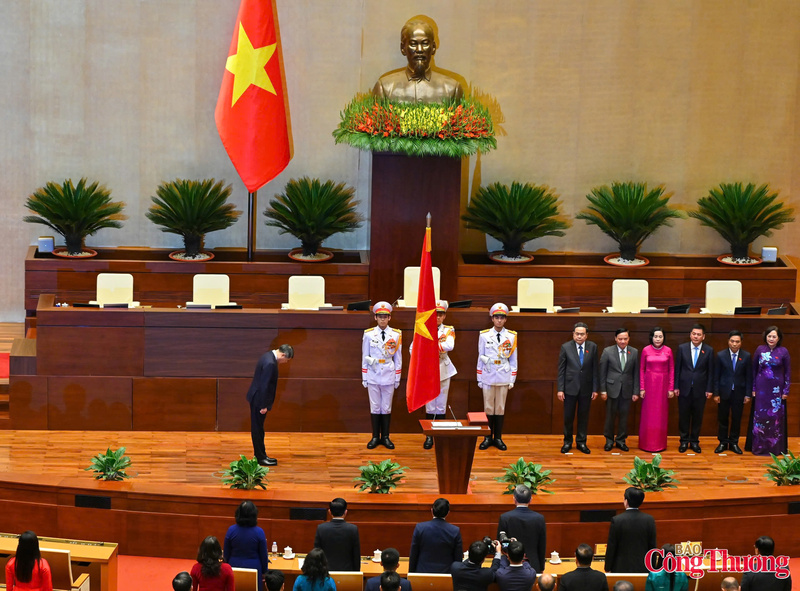 Dưới cờ đỏ sao vàng thiêng liêng của Tổ quốc, trước Quốc hội, đồng bào và cử tri, Thủ tướng Chính phủ nước Cộng hòa xã hội chủ nghĩa Việt Nam Lê Minh Hưng tuyên thệ.