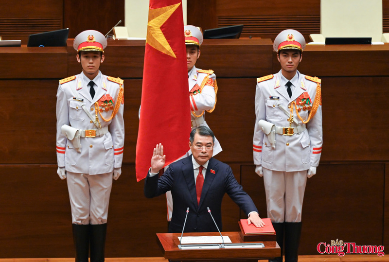 "Tuyệt đối trung thành với Tổ quốc, với Nhân dân, với Hiến pháp nước Cộng hòa xã hội chủ nghĩa Việt Nam, nỗ lực phấn đấu hoàn thành tốt nhiệm vụ được Đảng, Nhà nước và Nhân dân giao phó”, Thủ tướng Chính phủ Lê Minh Hưng tuyên thệ.