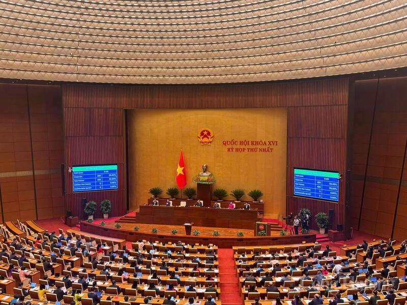 Với 495/495 đại biểu tham gia biểu quyết tán thành, Quốc hội đã thông qua Nghị quyết bầu đồng chí Lê Minh Hưng, Ủy viên Bộ Chính trị, Bí thư Trung ương Đảng, Trưởng Ban Tổ chức Trung ương giữ chức Thủ tướng Chính phủ nước Cộng hòa xã hội chủ nghĩa Việt Nam nhiệm kỳ 2026 - 2031.