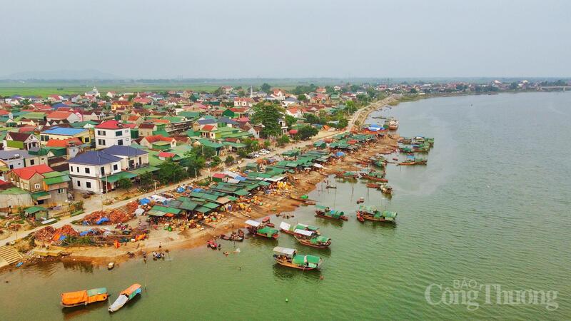Tháng tư về, dòng sông La hiền hòa chảy qua địa phận xã Đức Minh, tỉnh Hà Tĩnh trở nên nhộn nhịp hơn bao giờ hết. Đây là thời điểm "vàng" của nghề đãi hến, bởi mực nước sông ổn định, dòng chảy không quá xiết, tạo điều kiện thuận lợi cho những loài hến, dắt sinh sôi, nảy nở.