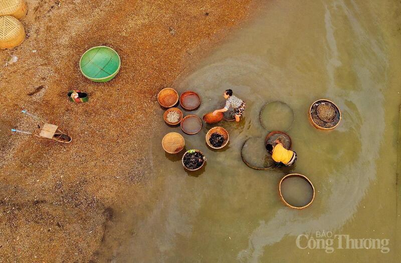 Bến Hến là tên của một thôn của xã Đức Minh. Đây cũng là địa chỉ nổi tiếng của một làng nghề với tuổi đời hơn 300 năm - làng hến.