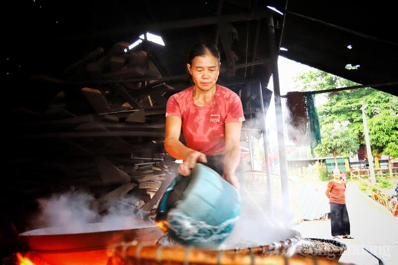 Cứ sau 15 giờ chiều, khi những con thuyền chở hến, dắt cập bến, cả thôn Bến Hến lại đỏ lửa. Đây cũng là lúc thử thách khắc nghiệt nhất bắt đầu.