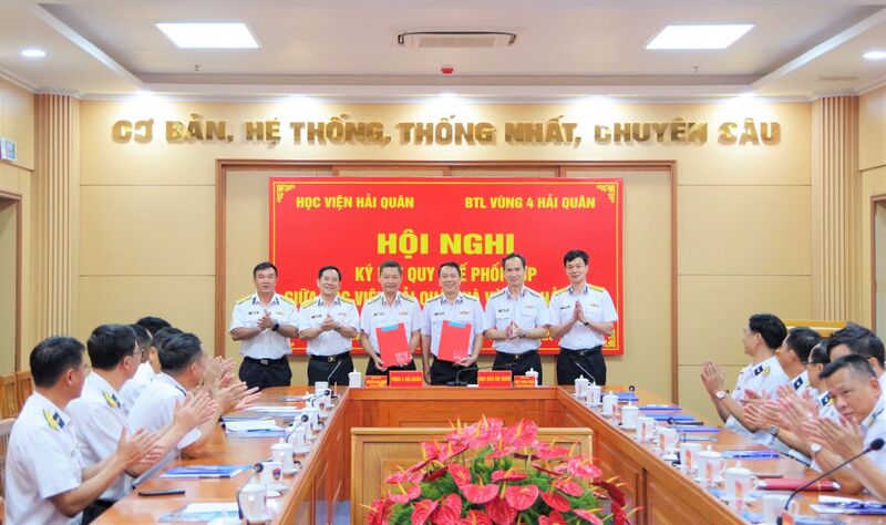 Học viện Hải quân và Vùng 4 Hải quân ký kết Quy chế phối hợp vào ngày 31/3/2026. Ảnh: Huy Tứ