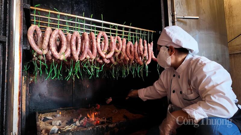 Lạp sườn sau khi ướp gia vị được đưa vào lò để hun khói. Ảnh: Đồng Cường