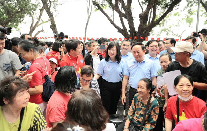 Trưởng Ban Tuyên giáo và Dân vận Trung ương Trịnh Văn Quyết, Phó Thủ tướng Chính phủ Hồ Quốc Dũng và Bộ trưởng Bộ Y tế Đào Hồng Lan trò chuyện với người dân đến thăm khám tại lễ mít tinh chương trình phát động Ngày Sức khoẻ toàn dân 7/4/2026 - Ảnh: Trần Minh