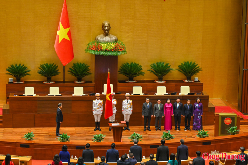 Với 100% số đại biểu có mặt tán thành, ông Nguyễn Văn Quảng, Bí thư Trung ương Đảng, Chánh án Tòa án Nhân dân (TAND) Tối cao nhiệm kỳ 2021 - 2026 đã được Quốc hội bầu giữ chức Chánh án Tòa án Nhân dân Tối cao nhiệm kỳ 2026 - 2031.