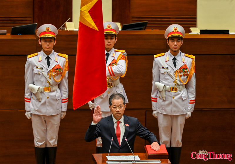 Dưới sự chứng kiến của các đồng chí lãnh đạo Đảng, Nhà nước, Mặt trận Tổ quốc và các đại biểu Quốc hội, Chánh án TAND Tối cao Nguyễn Văn Quảng tuyên thệ: "Dưới cờ đỏ sao vàng thiêng liêng của Tổ quốc, trước Quốc hội, đồng bào và cử tri cả nước, tôi, Chánh án TAND Tối cao nước Cộng hòa xã hội chủ nghĩa Việt Nam xin tuyên thệ tuyệt đối trung thành với Tổ quốc, với nhân dân, với Hiến pháp nước Cộng hòa xã hội chủ nghĩa Việt Nam, nỗ lực phấn đấu hoàn thành tốt nhiệm vụ được Đảng, Nhà nước và nhân dân giao phó".