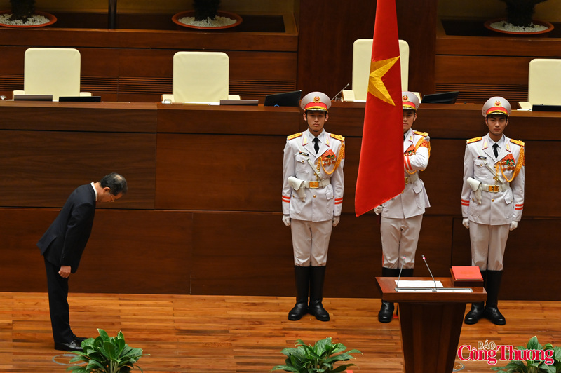 Sau đó, Chánh án Tòa án Nhân dân Tối cao tuyên thệ và phát biểu nhậm chức.