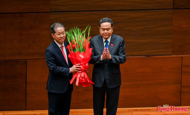 Thay mặt Quốc hội, Chủ tịch Quốc hội Trần Thanh Mẫn tặng hoa chúc mừng Chánh án Tòa án nhân dân tối cao Nguyễn Văn Quảng.