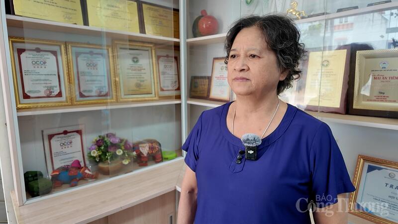 Bà Nguyễn Thanh Tâm, Giám đốc Hợp tác xã Tâm Hòa trao đổi với phóng viên Báo Công Thương. Ảnh: Đồng Cường