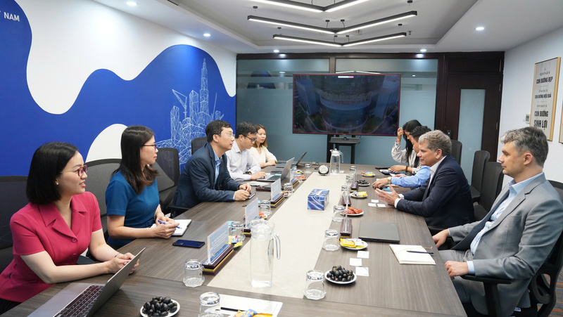 TS. Nguyễn Văn Tư - Phó Viện trưởng phụ trách Viện Dầu khí Việt Nam (VPI) làm việc với TS. Linas Kilda - Giám đốc phát triển kinh doanh của KN Energies