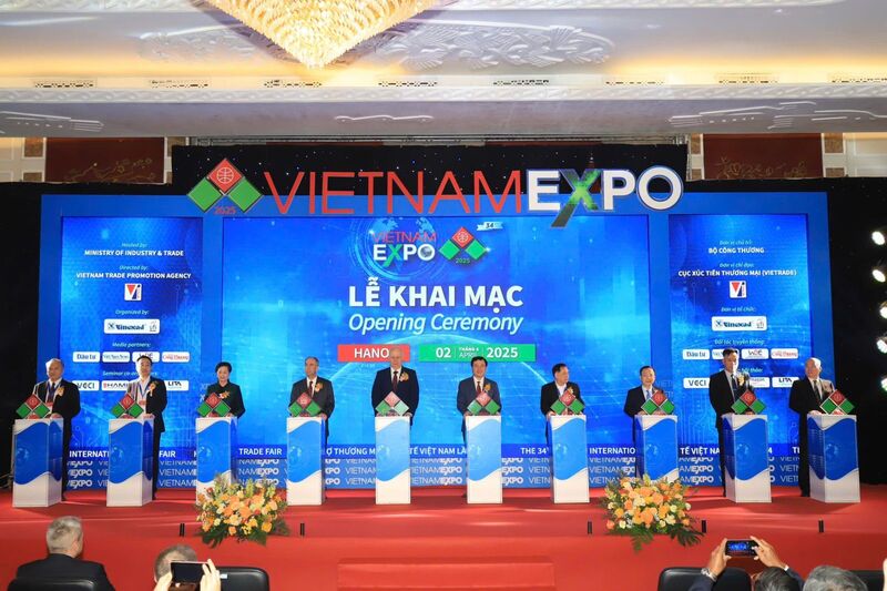 Lễ cắt băng khai mạc Vietnam Expo 2025. Ảnh: Moit