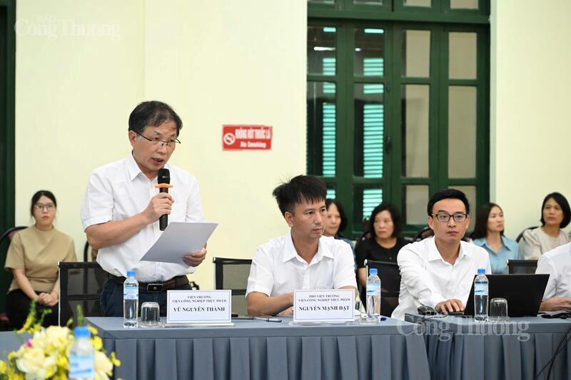 PGS.TS Vũ Nguyên Thành (đứng bên trái) nhấn mạnh vai trò của giai đoạn sản xuất thử nghiệm trong quá trình thương mại hóa công nghệ thực phẩm tại các cuộc họp ở Bộ Công Thương. Ảnh: Cấn Dũng.