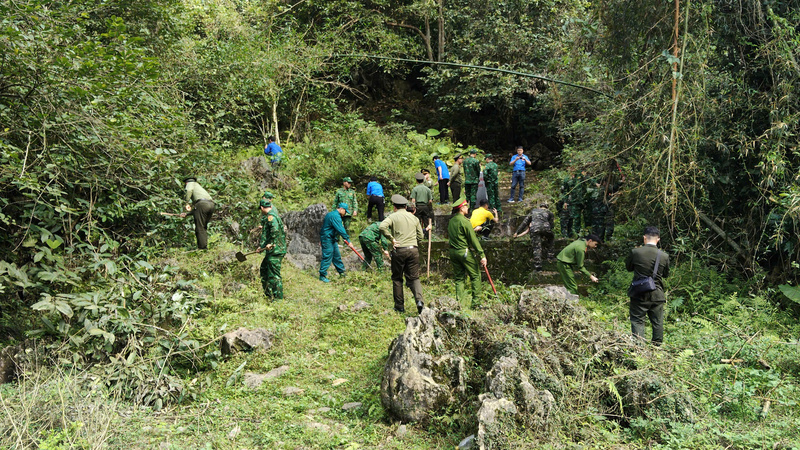 Hưởng ứng Chương trình "Tháng ba biên giới" Chi đoàn Đồn BPCK Lý Vạn tham gia phối hợp với các Chi đoàn bạn phát cỏ, làm vệ sinh khu vực cột mốc. Ảnh: Lê Hà