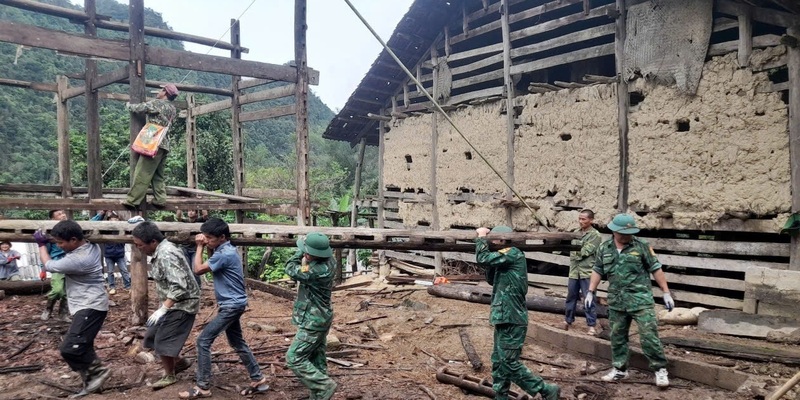 Cán bộ, chiến sĩ Đồn Biên phòng Thị Hoa giúp người dân dựng nhà. Ảnh: Đồn Biên phòng Thị Hoa