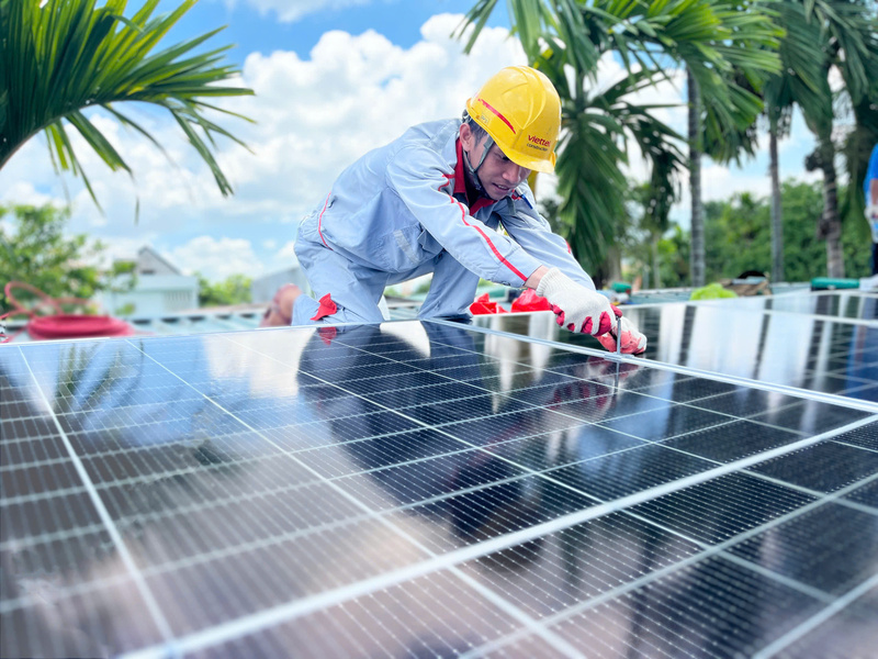 Tỉnh Quảng Ngãi đang triển khai đồng bộ nhiều giải pháp nhằm bảo đảm cung ứng điện an toàn, ổn định cho hoạt động sản xuất, kinh doanh và sinh hoạt của người dân. Ảnh: Tuệ Lâm