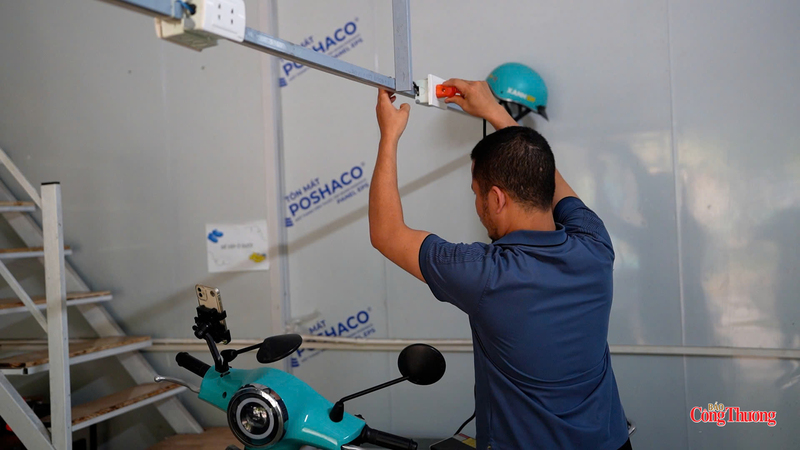 Anh Tuấn Anh kiểm tra hệ thống sạc, cho biết giá dịch vụ được giữ ở mức thấp để hỗ trợ tài xế mưu sinh.