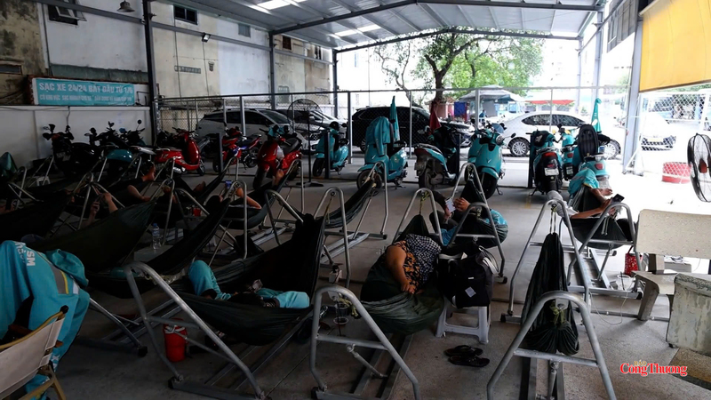 Một nhóm tài xế nghỉ ngơi tại trạm sạc, mỗi người chi khoảng 25.000 đồng cho cả sạc và chỗ ngủ.