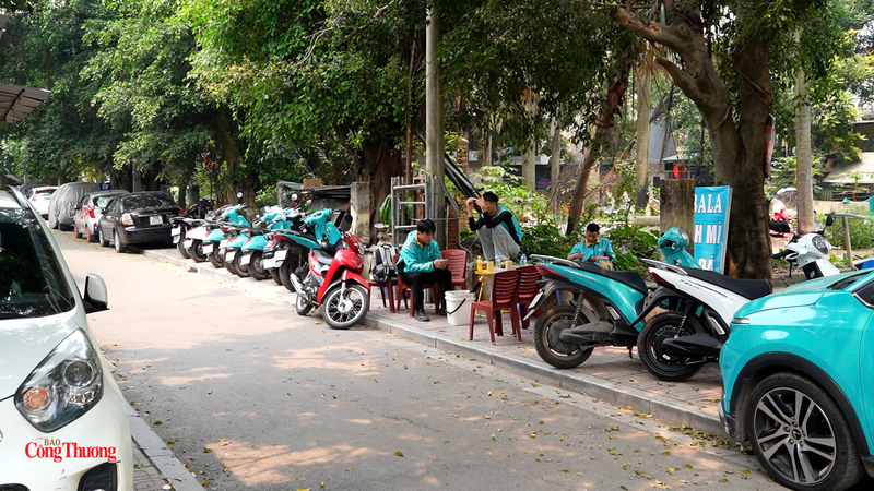 Trong ngõ nhỏ tại Hà Nội, xóm trọ thành trạm sạc của tài xế xe công nghệ.