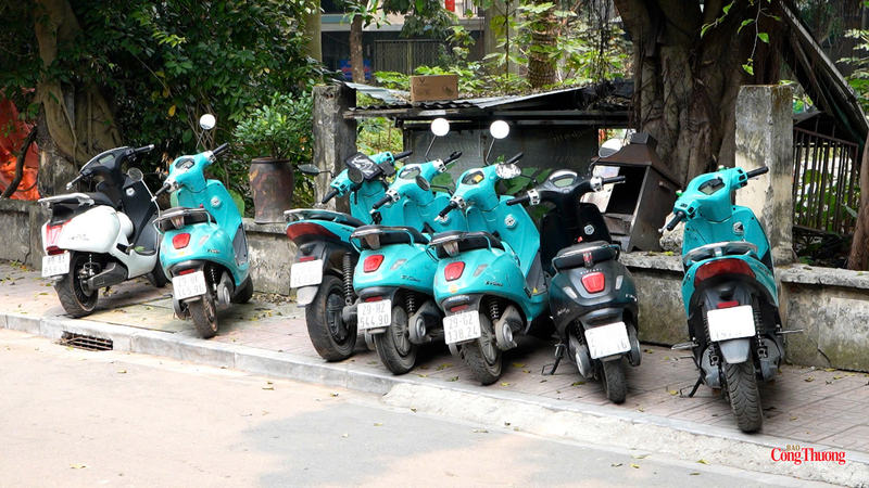 Xe điện xếp hàng dài chờ tới lượt sạc.