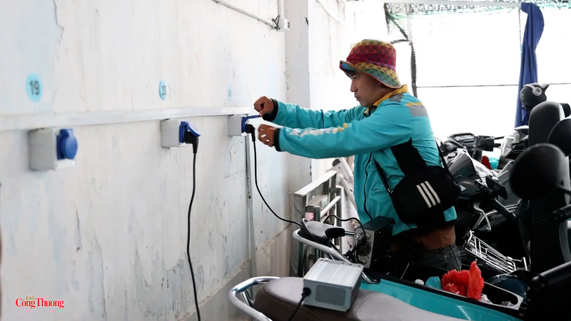 Một tài xế cắm sạc và ghi nhớ vị trí ổ điện trước khi lên nghỉ.