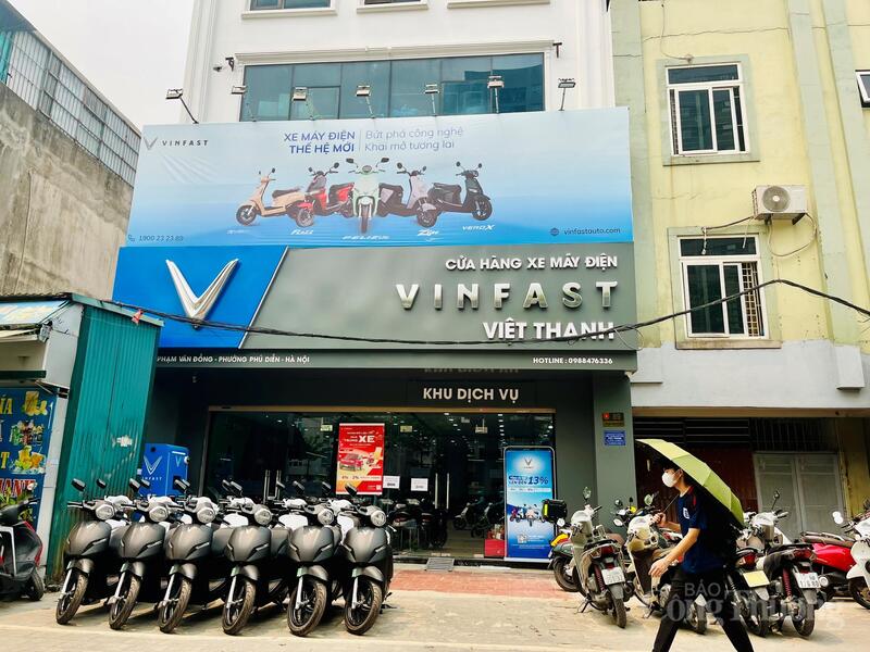 Người dân ngày càng quan tâm đến các loại xe máy điện để thay thế xe xăng. Ảnh: P.C