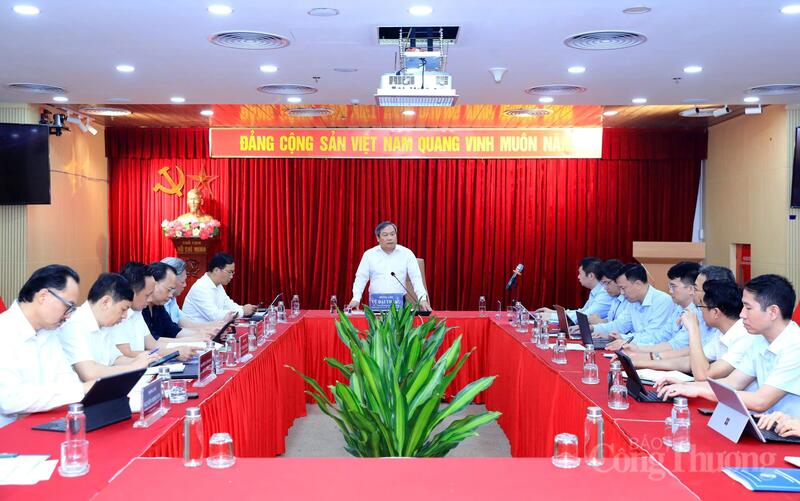 Chủ tịch UBND Thành phố Hà Nội chủ trì buổi làm việc với Trung tâm Phục vụ hành chính công Thành phố Hà Nội.