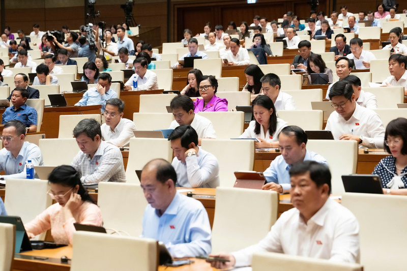 Các đại biểu Quốc hội nghe Tờ trình về dự án Luật Thủ đô (sửa đổi).