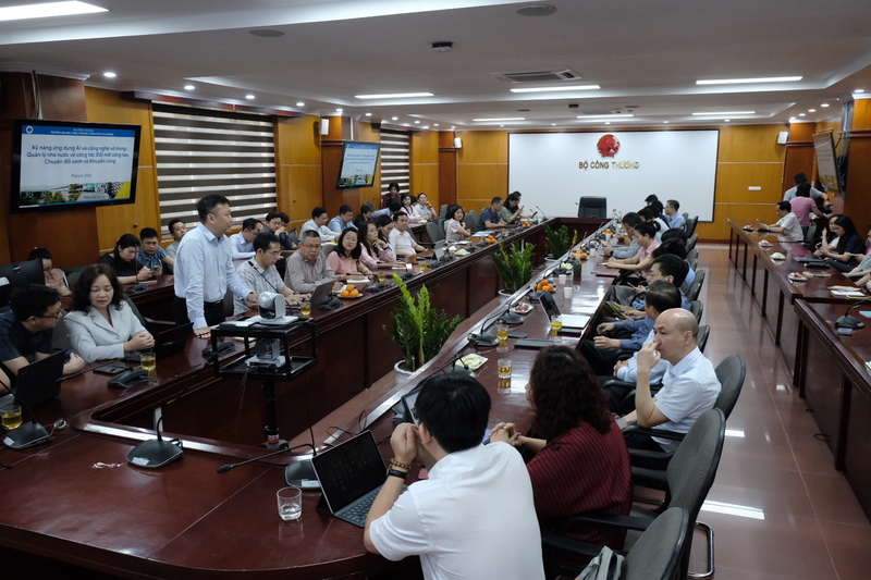 Đông đủ học viên từ Cục Đổi mới sáng tạo, Chuyển đổi xanh và Khuyến công tham gia khóa học.