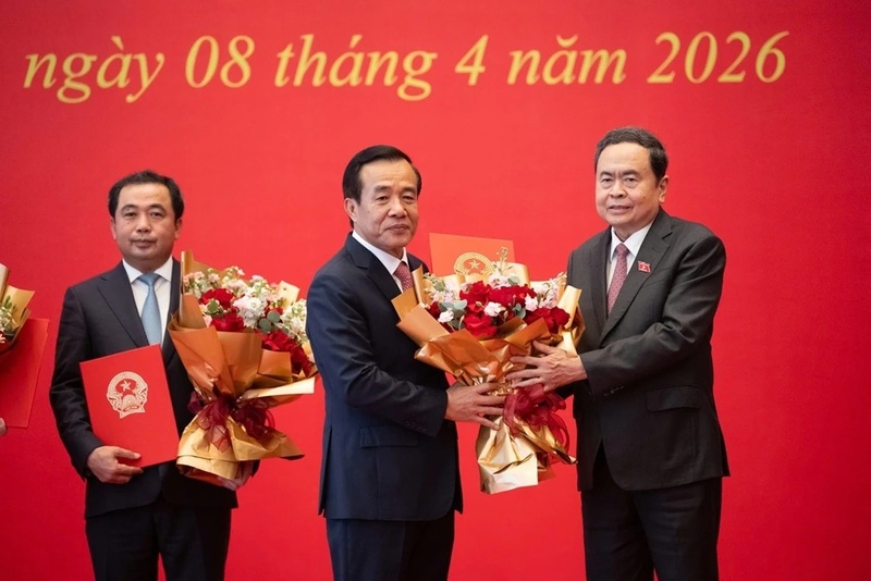 Ủy viên Bộ Chính trị, Bí thư Đảng ủy Quốc hội, Chủ tịch Quốc hội Trần Thanh Mẫn trao Nghị quyết và tặng hoa chức mừng ông Lê Đức Thái. Ảnh: Quốc Hương