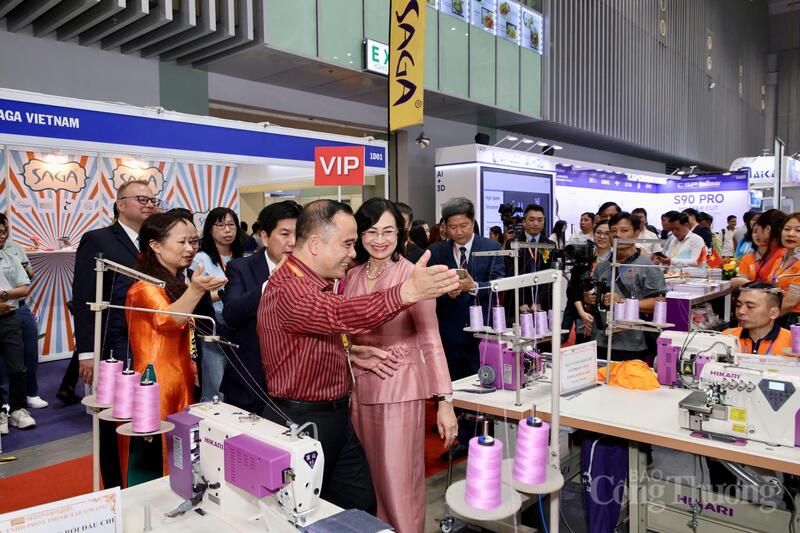 Thứ trưởng Phan Thị Thắng và các đại biểu tham quan các gian hàng tại triển lãm.