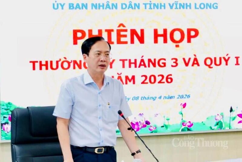 Ông Trần Trí Quang, Chủ tịch UBND tỉnh Vĩnh Long, phát biểu tại phiên họp.