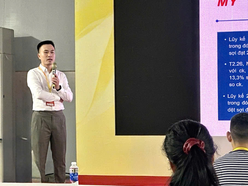 Ông Hoàng Mạnh Cầm, Chánh Văn phòng Hội đồng Quản trị Tập đoàn Dệt May Việt Nam (VINATEX) chia sẻ tại toạ đàm. Ảnh: Hồng Trà.