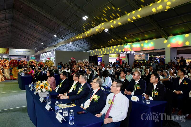 Lễ khai mạc SaigonTex - SaigonFabric 2026 thu hút được đông đảo chuyên gia, doanh nghiệp.