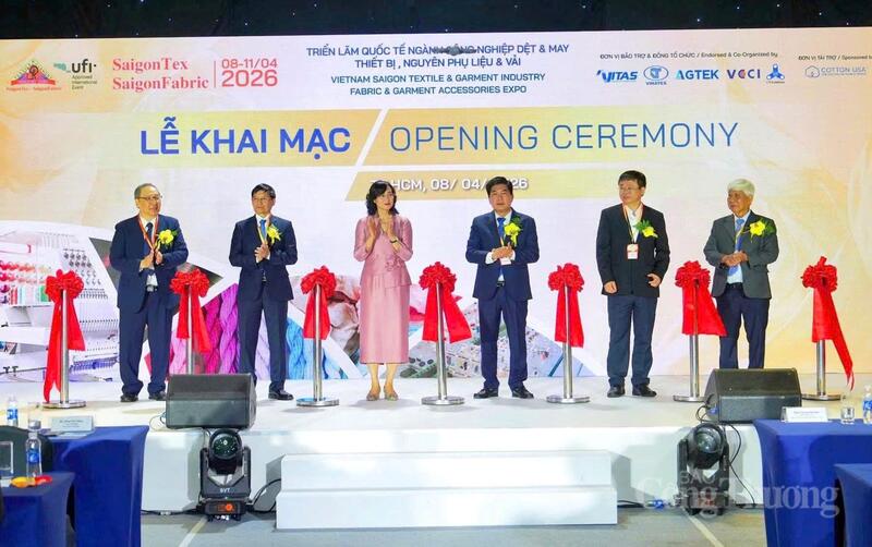 Các đại biểu cắt băng khai mạc triển lãm.