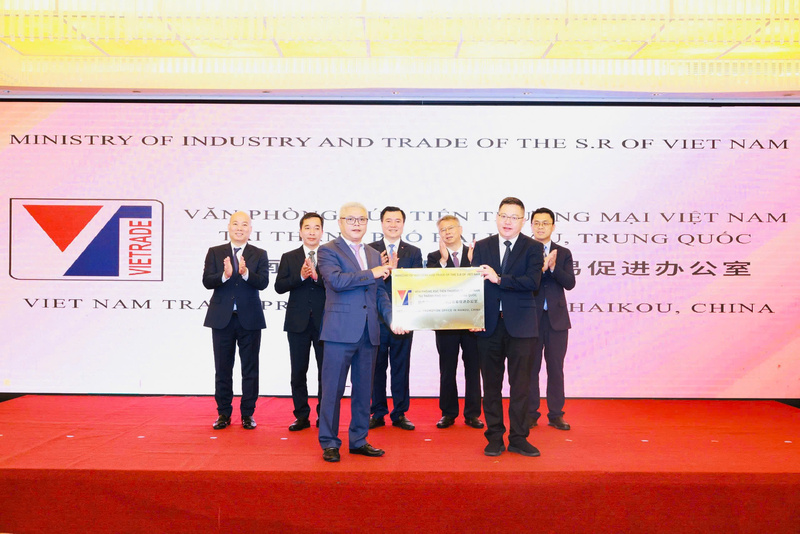 Sáng 8/4, Văn phòng Xúc tiến thương mại Việt Nam tại Hải Khẩu được khai trương. Ảnh: Vietrade