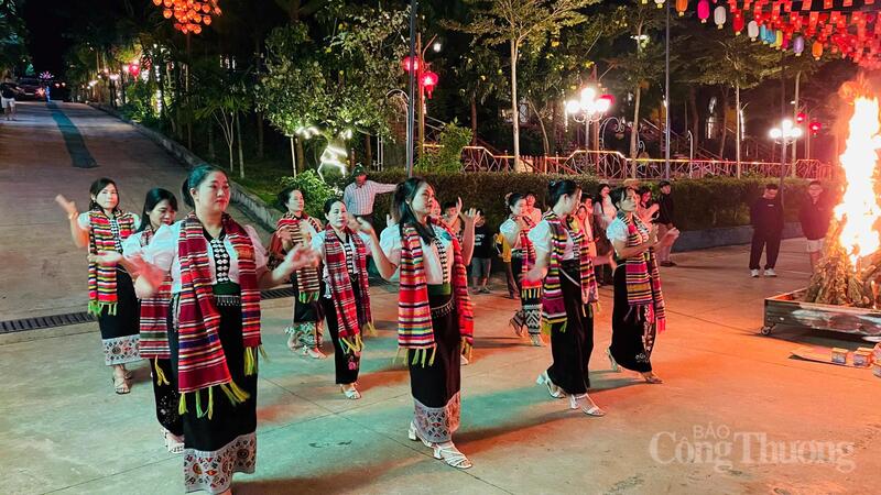 Chương trình biểu diễn nghệ thuật của người đồng bào dân tộc thiểu số phục vụ du khách tại Eva Village, phường Đông Gia Nghĩa. Ảnh: Lê Sơn