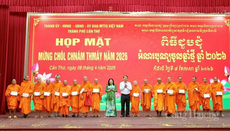 Lãnh đạo TP. Cần Thơ trao tặng nhiều phần quà đến quý chư tăng và các cá nhân tiêu biểu.