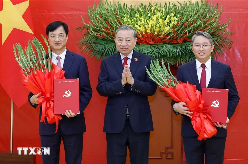 Tổng Bí thư, Chủ tịch nước Tô Lâm trao quyết định cho các đồng chí Nguyễn Duy Ngọc và Nguyễn Hải Ninh. Ảnh: TTXVN