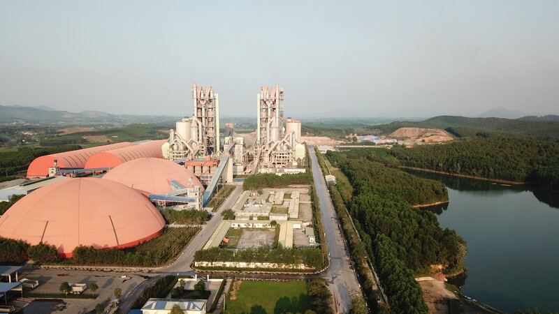 Công ty CP Xi măng Sông Lam hoạt động với công suất lớn và thực hiện quy trình tiết kiệm năng lượng bài bản. Ảnh: Mai Liễu