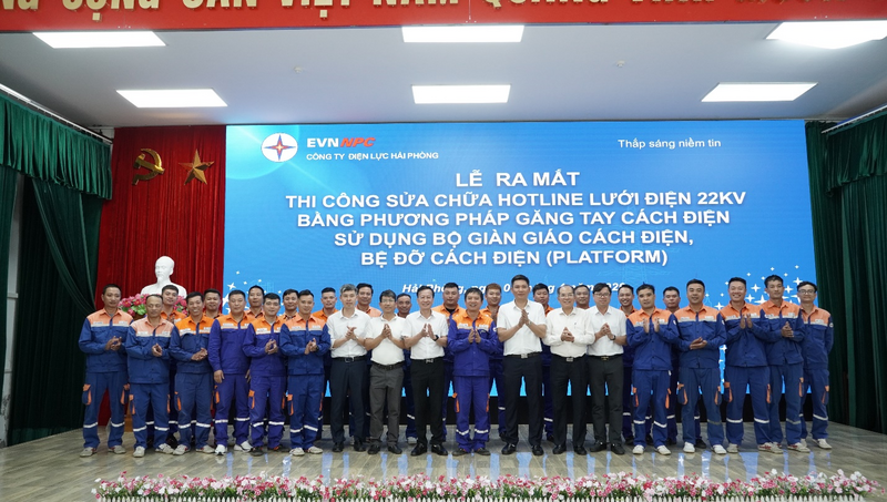 Lãnh đạo Tổng công ty và lãnh đạo công ty chúc mừng Đội Hotline ra mắt chức năng mới