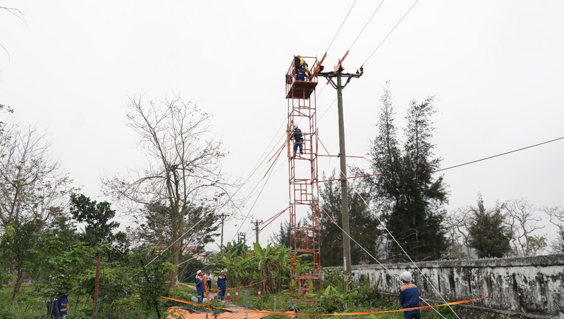 Đội Hotline sửa chữa lưới điện 22kV đang mang điện bằng phương pháp giàn giáo cách điện