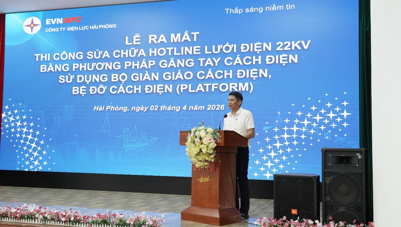 Ông Phạm Trung Nghĩa - Phó Giám đốc Công ty phát biểu giao nhiệm vụ cho Đội Hotline