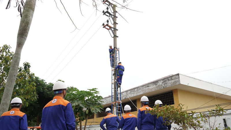 Đội Hotline sửa chữa lưới điện 22kV đang mang điện bằng phương pháp bệ đỡ (Platform)