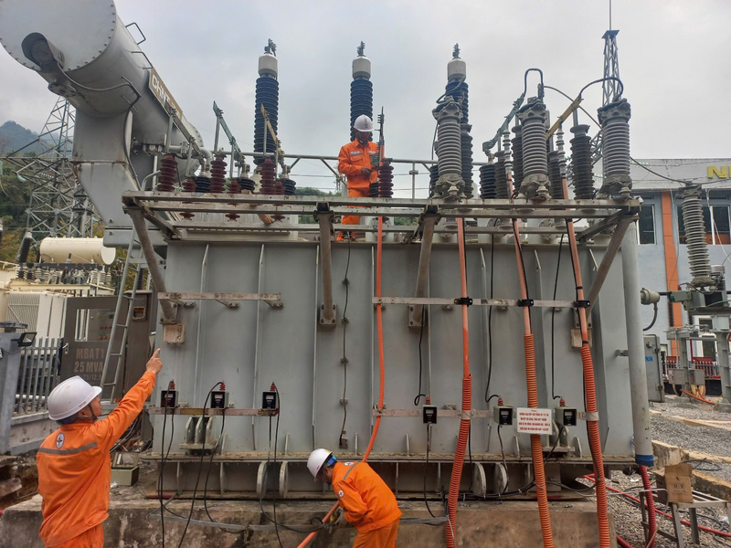 Xí nghiệp Lưới điện cao thế Sơn La kiểm tra tiếp xúc đầu cáp lực từ máy biến áp đến tủ lộ tổng.   Ảnh Ngọc Diệp