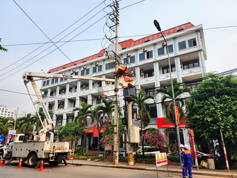 Đội sửa chữa Hotline Công ty Điện lực Sơn La thay chống sét van trên đường dây trung thế. Ảnh: Ngọc Diệp