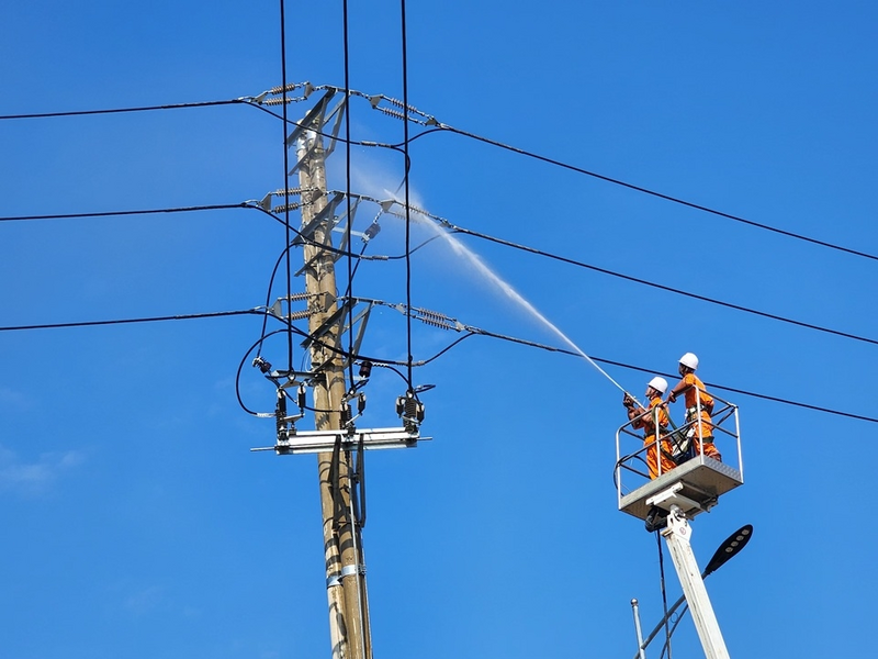 Công ty Điện lực Sơn La vệ sinh hotline bằng nước áp lực cao trên hệ thống lưới điện. Ảnh: Ngọc Diệp